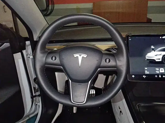 Tesla Model Y — Фото автомобиля 11