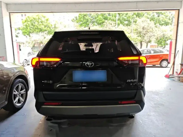 Toyota RAV4 — Фото автомобиля 5