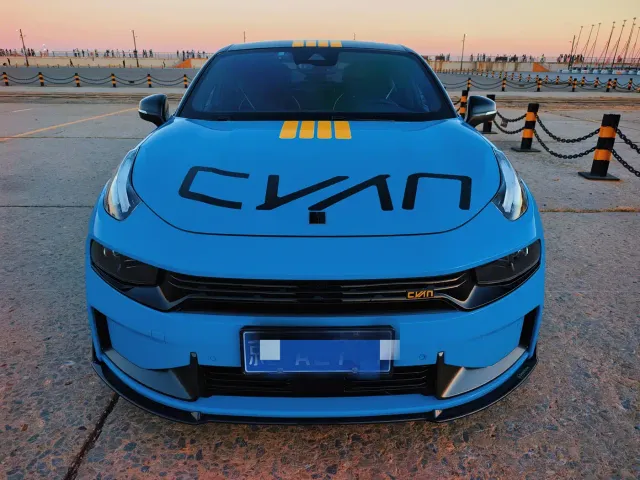 Lynk & Co 03 — Фото автомобиля 2