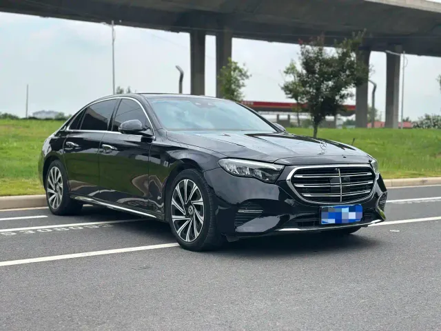 Mercedes-Benz E-Class — Фото автомобиля 3