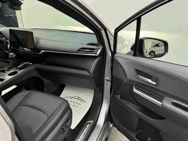 Toyota Sienna — Фото автомобиля 9
