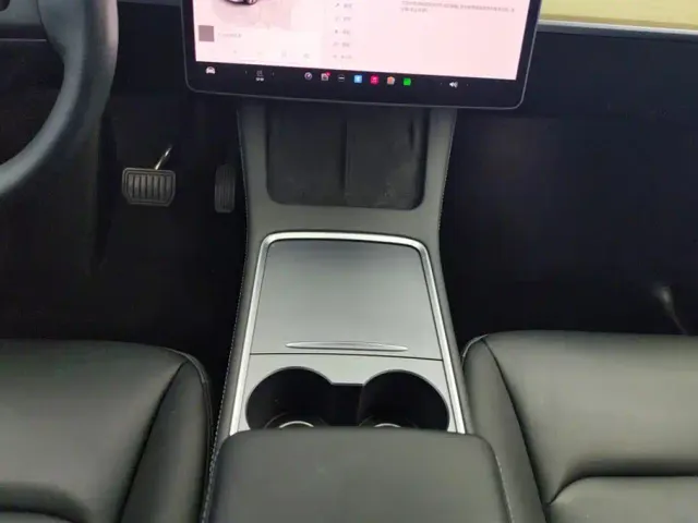 Tesla Model Y — Фото автомобиля 16