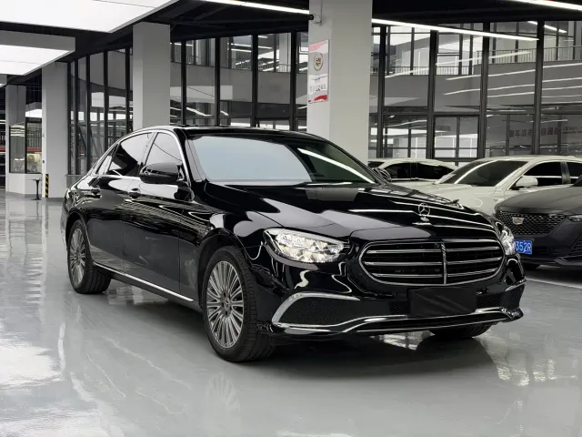 Mercedes-Benz E-Class — Фото автомобиля 3
