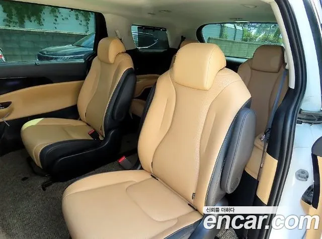 Kia Carnival Generation 4 — Фото автомобиля 13