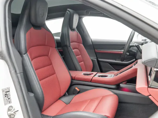 Porsche Taycan — Фото автомобиля 15