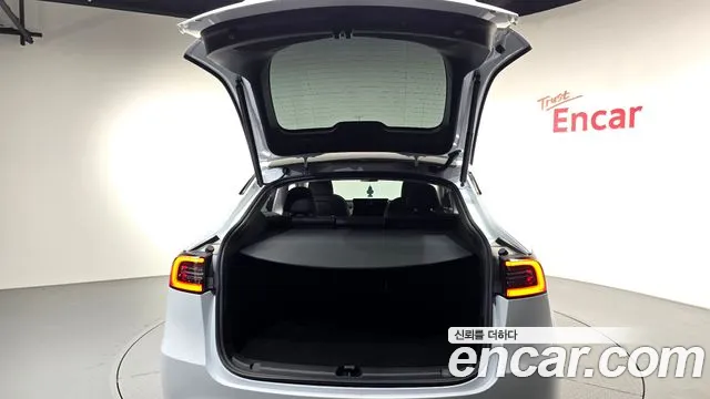 Tesla Model Y — Фото автомобиля 21