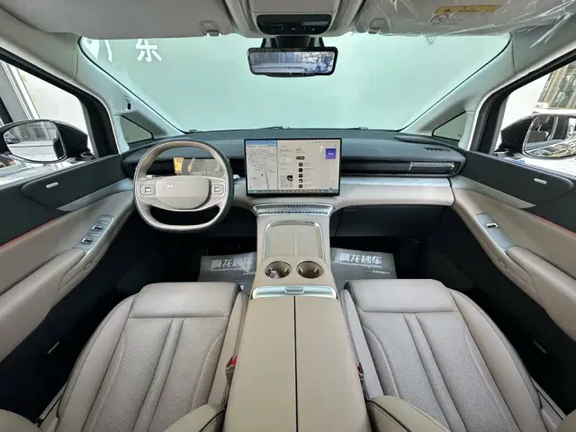 Xpeng X9 — Фото автомобиля 6
