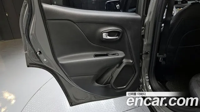 Jeep Renegade — Фото автомобиля 25