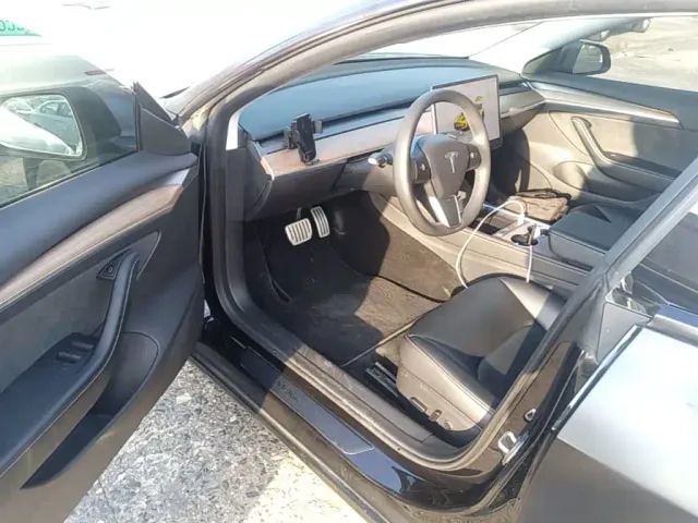 Tesla Model 3 — Фото автомобиля 15