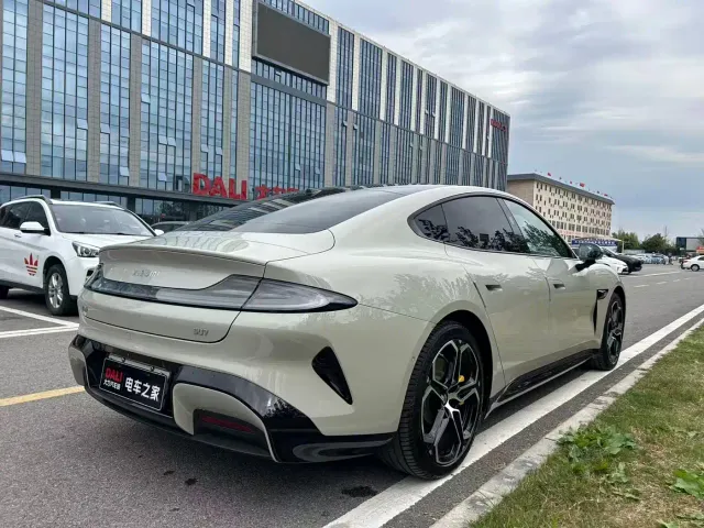 Xiaomi SU7 — Фото автомобиля 13