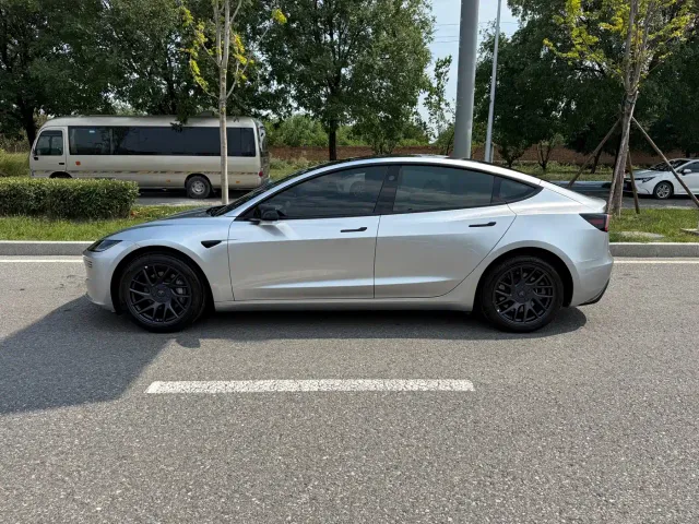 Tesla Model 3 — Фото автомобиля 16