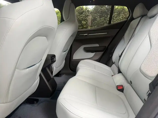 Volvo EX30 — Фото автомобиля 7