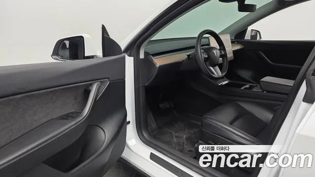 Tesla Model Y — Фото автомобиля 15