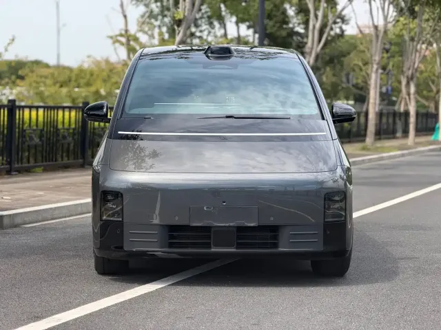 Li Auto MEGA — Фото автомобиля 2