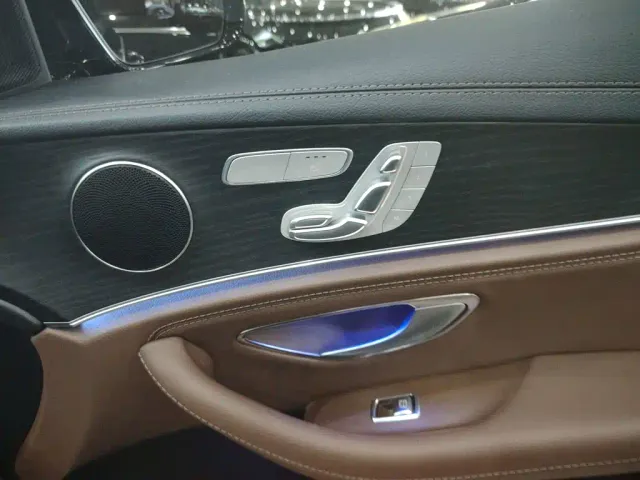 Mercedes-Benz E-Class — Фото автомобиля 2