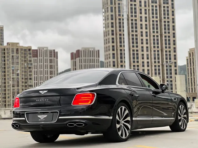 Bentley Flying Spur — Фото автомобиля 13