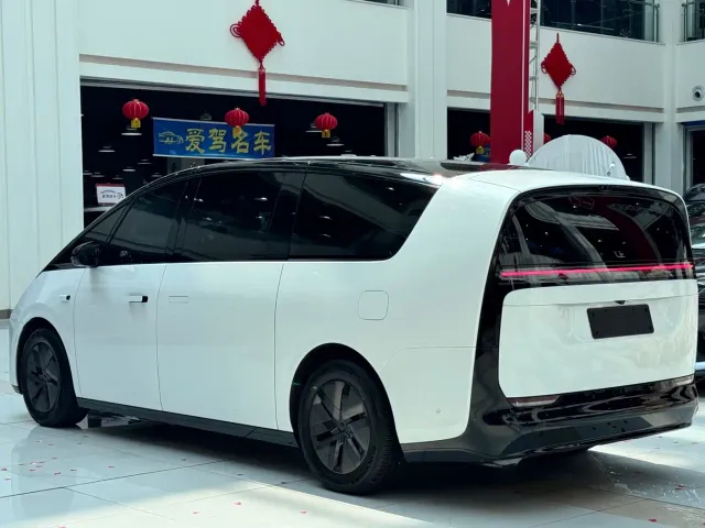 Li Auto MEGA — Фото автомобиля 16