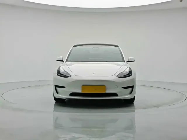 Tesla Model 3 — Фото автомобиля 6