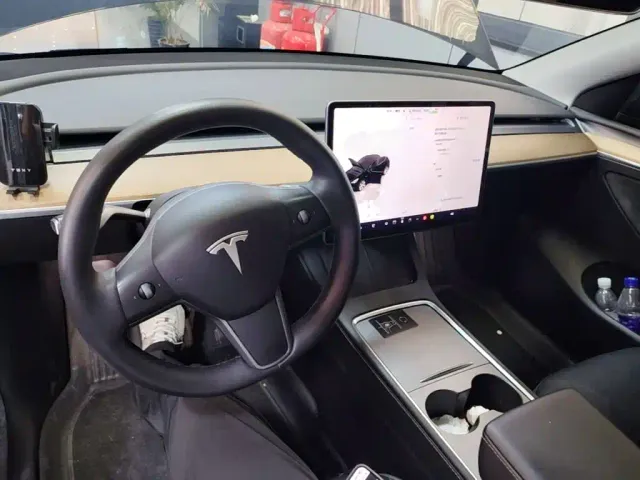 Tesla Model Y — Фото автомобиля 9
