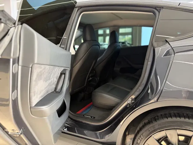 Tesla Model Y — Фото автомобиля 12