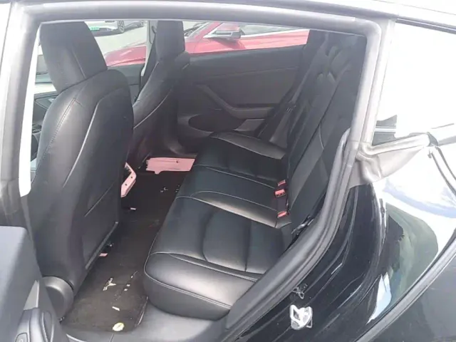 Tesla Model 3 — Фото автомобиля 16