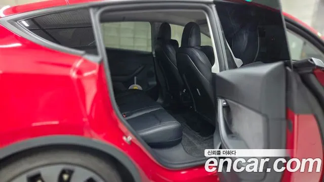 Tesla Model Y — Фото автомобиля 12