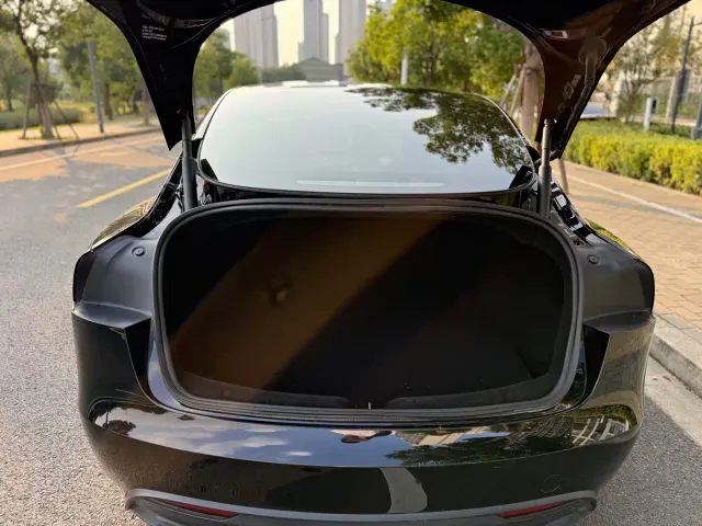 Tesla Model 3 — Фото автомобиля 13