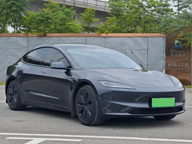 Tesla Model 3 — Фото автомобиля 3