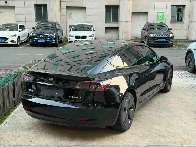 Tesla Model 3 — Фото автомобиля 3