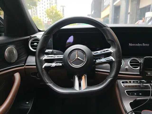 Mercedes-Benz E-Class — Фото автомобиля 2