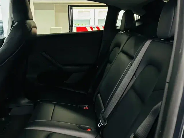 Tesla Model Y — Фото автомобиля 9