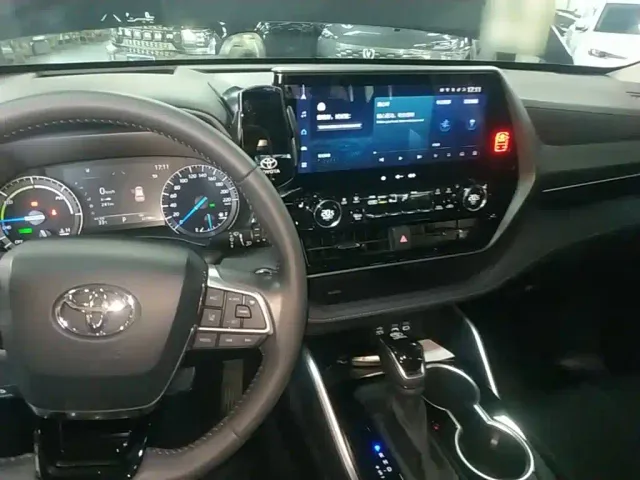 Toyota Highlander — Фото автомобиля 9
