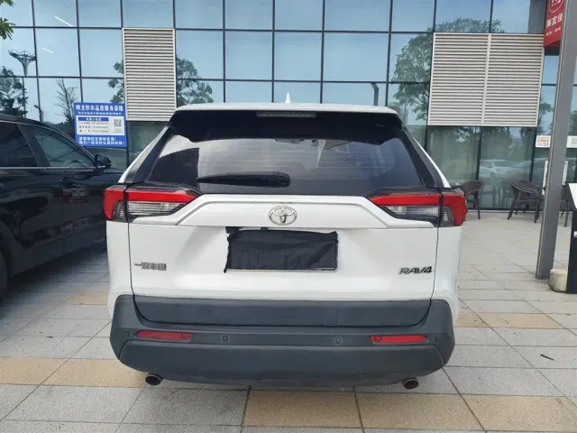 Toyota RAV4 — Фото автомобиля 8
