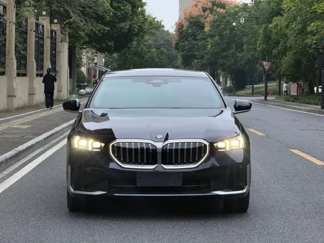 BMW 5 Series — Фото автомобиля 2