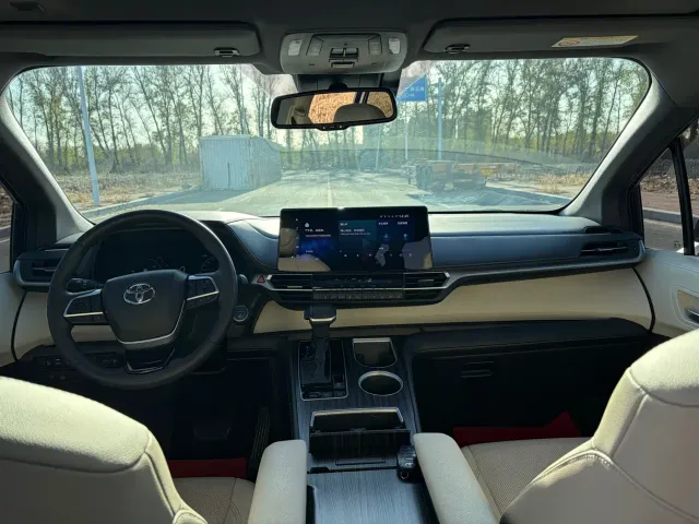 Toyota Sienna — Фото автомобиля 10