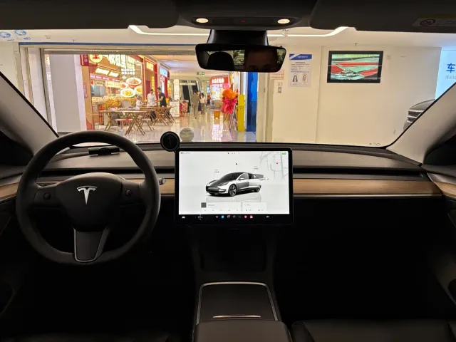 Tesla Model 3 — Фото автомобиля 13