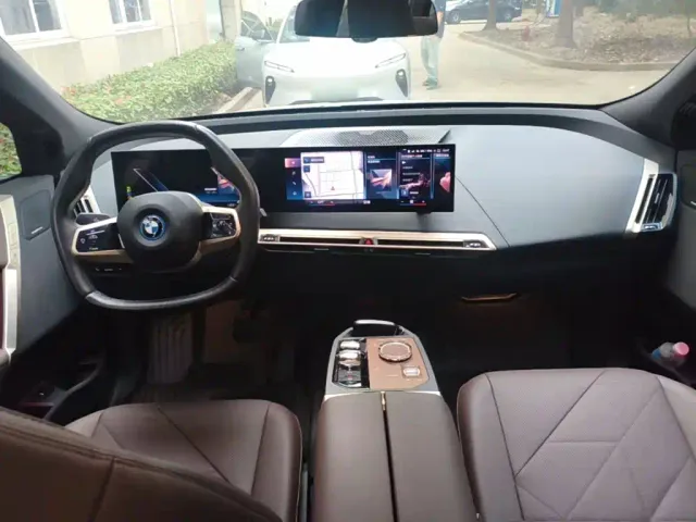 BMW iX — Фото автомобиля 9