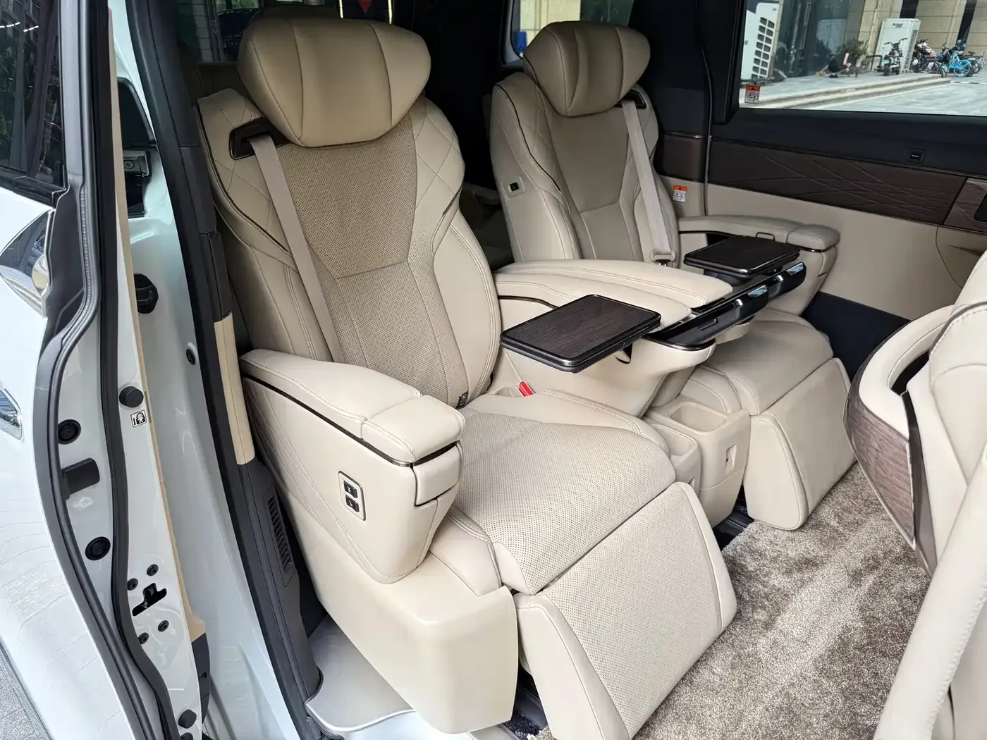 Toyota Alphard 2024 Hybrid 2.5L Ultimate Enjoyment Edition — Фото автомобиля 11