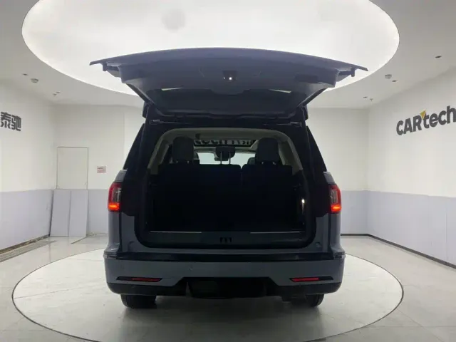 Lincoln Navigator — Фото автомобиля 30
