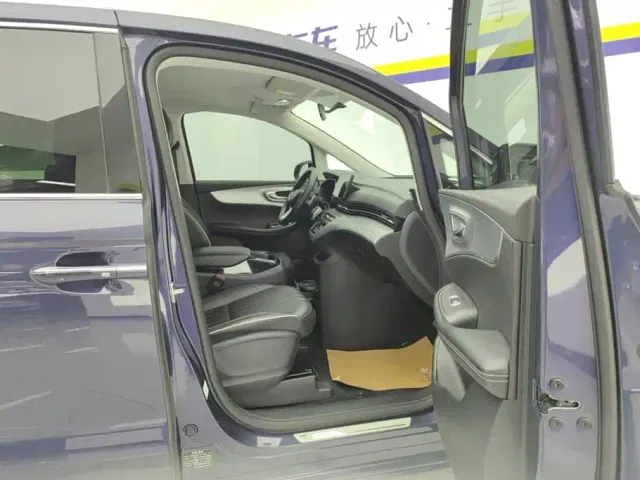 Roewe iMAX8 — Фото автомобиля 8