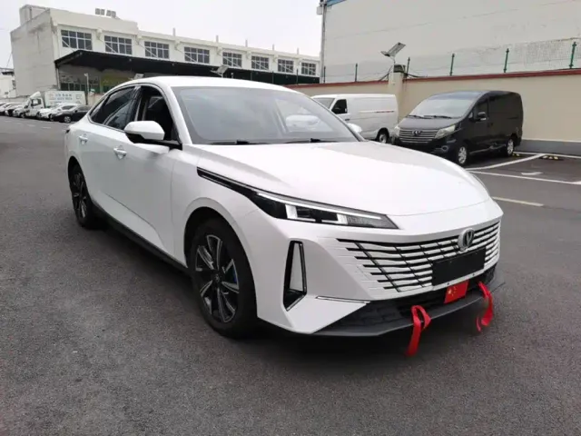 Changan Eado — Фото автомобиля 3