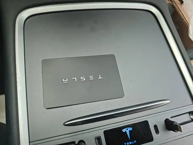 Tesla Model 3 — Фото автомобиля 8