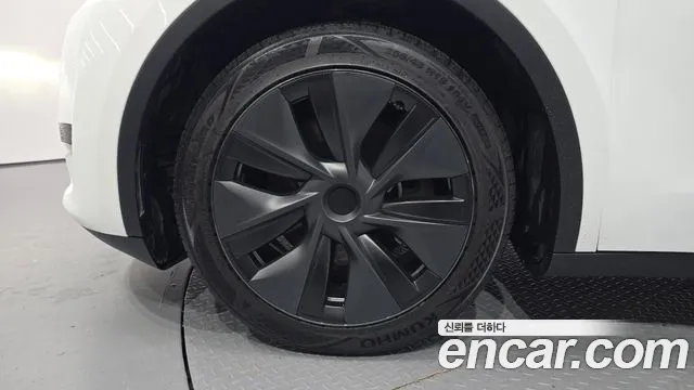 Tesla Model Y — Фото автомобиля 5
