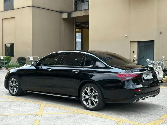 Mercedes-Benz E-Class — Фото автомобиля 3