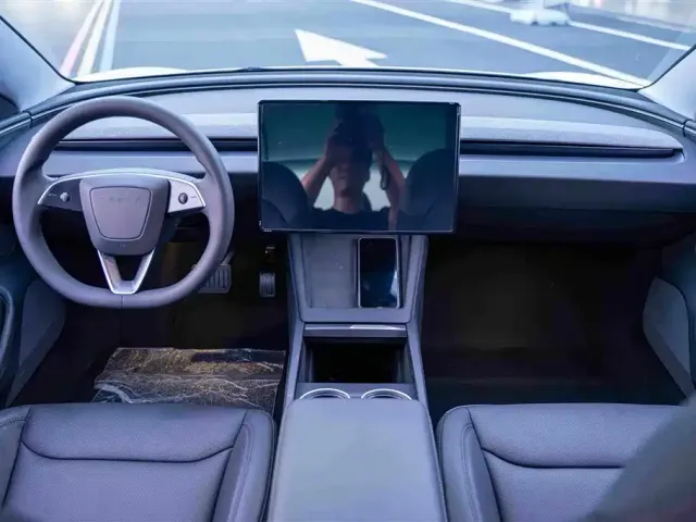 Tesla Model 3 2025 Long Range All-Wheel Drive — Фото автомобиля 16