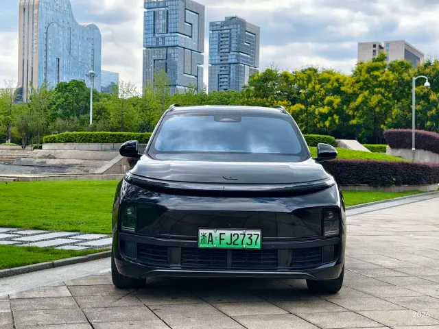 Li Auto L8 — Фото автомобиля 2