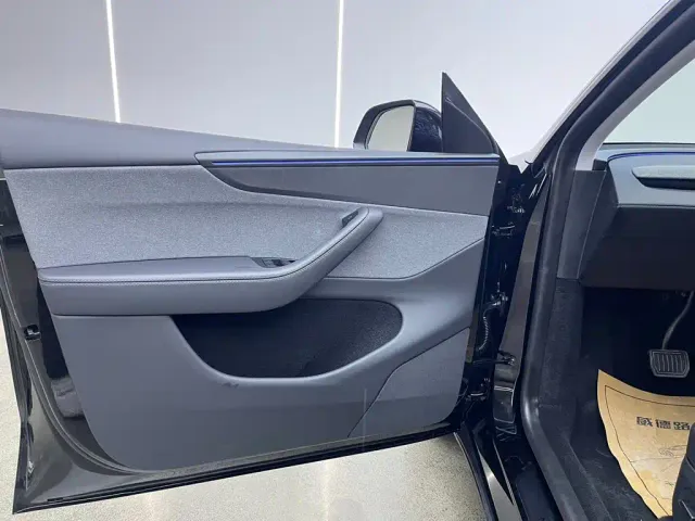 Tesla Model Y — Фото автомобиля 9