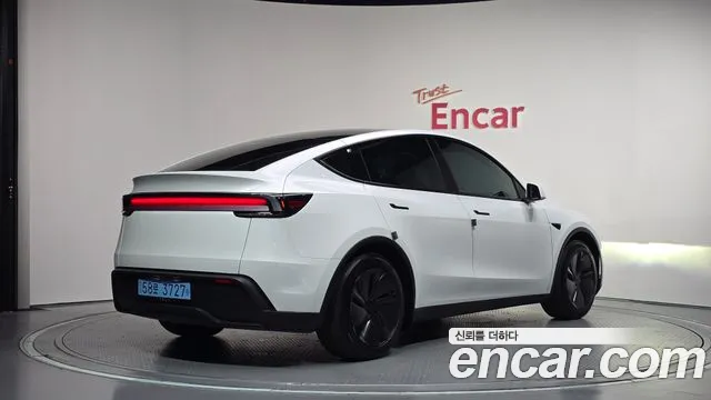Tesla Model Y — Фото автомобиля 2