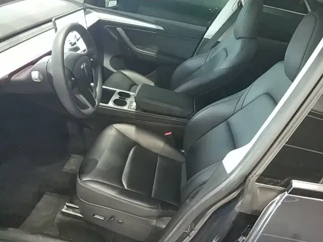 Tesla Model Y — Фото автомобиля 14