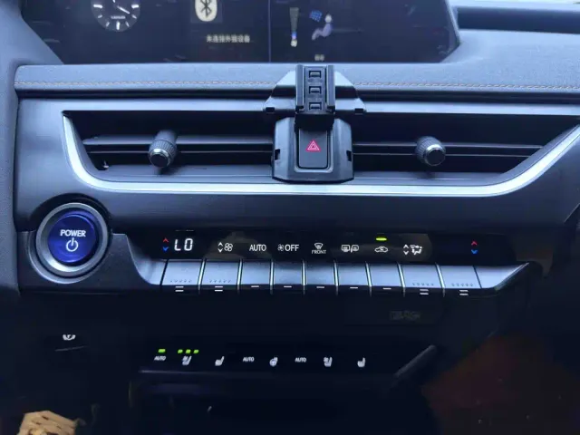 Lexus UX — Фото автомобиля 16